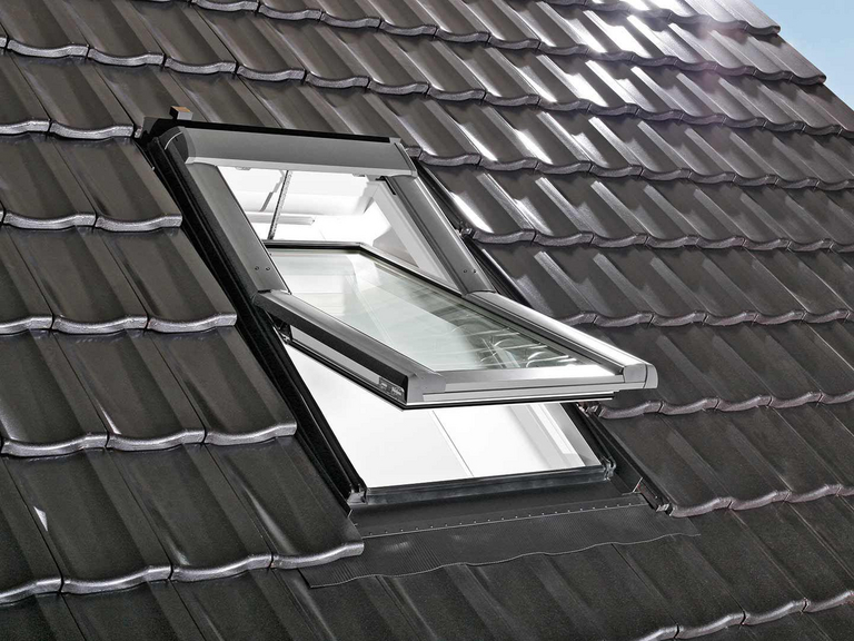 Elektromos középen billenő tetőtéri ablak Designo R6 Tronic