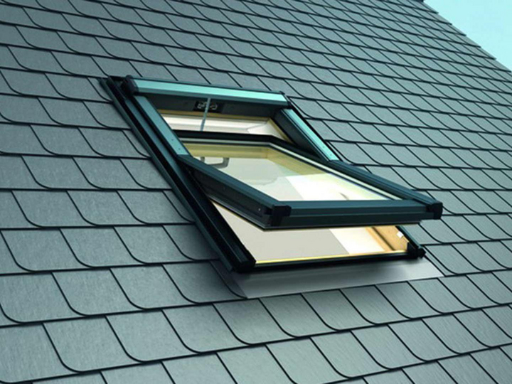 RotoQ Tronic elektromos középen billenő tetőtéri ablak