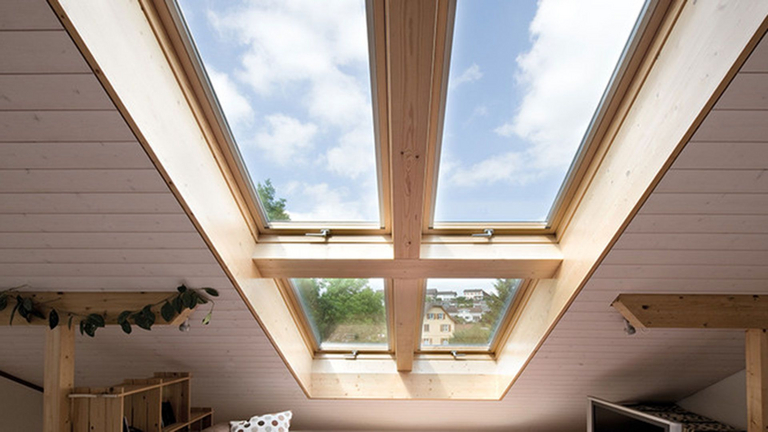 Nyitott fa tetőablakok, külső nézet.